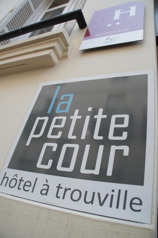 Отель La Petite Cour Трувиль-сюр-Мер Экстерьер фото